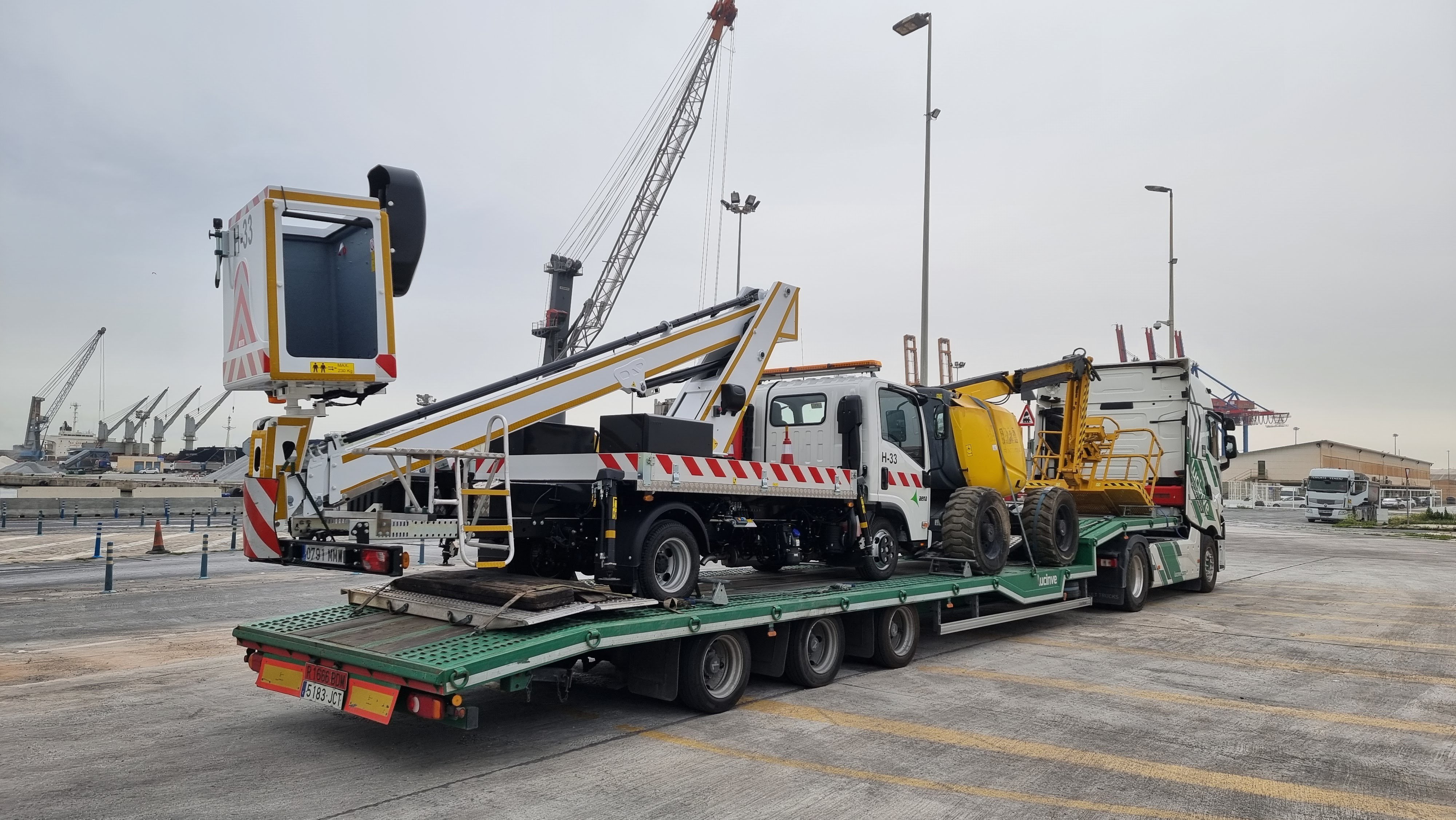 Transporte de maquinaria pesada para proyecto industrial